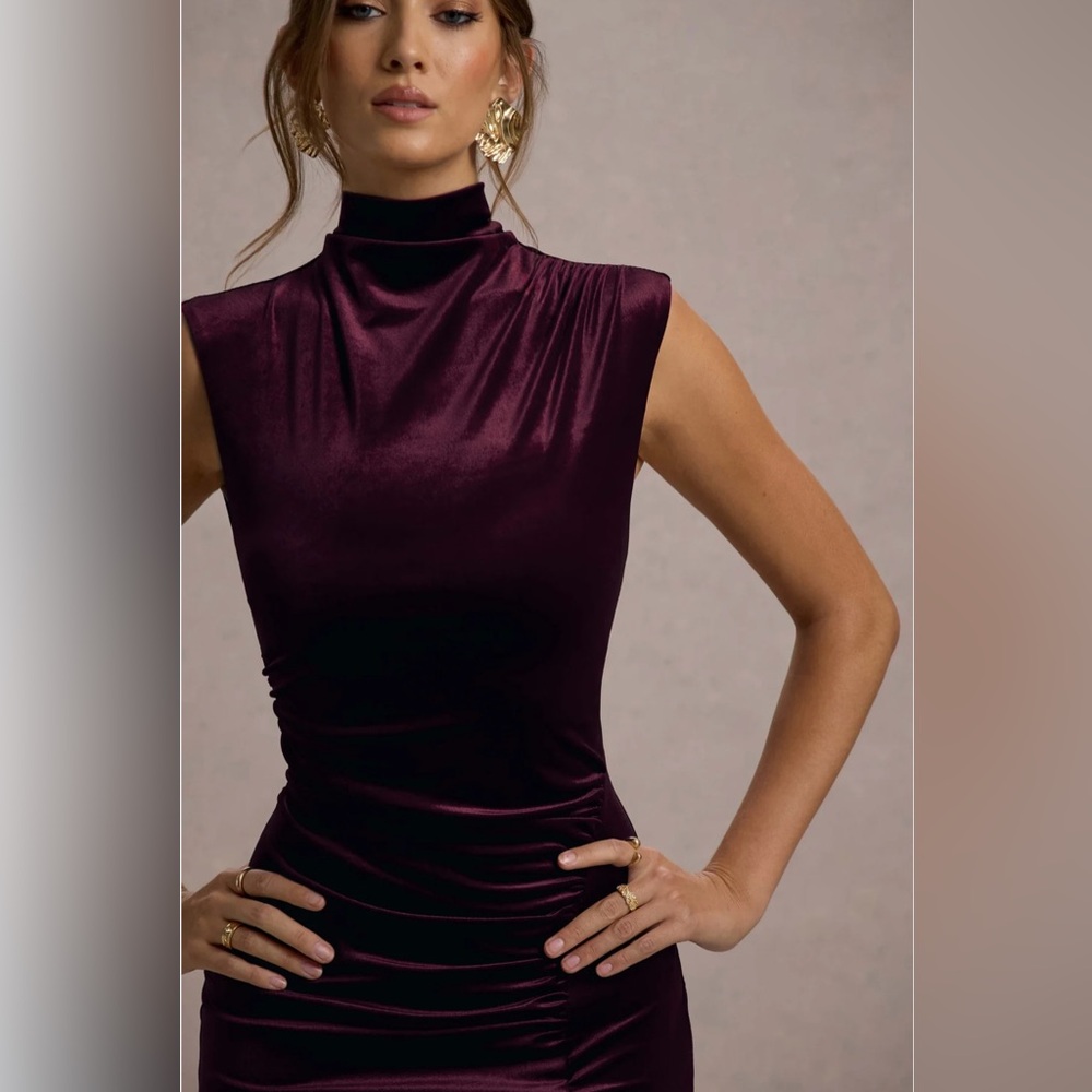 Club L London LONG BURGUNDY VELVET DRESS WITH HIGH NECK AND SIDE SLIPPING size 8 - Picture 5 of 15